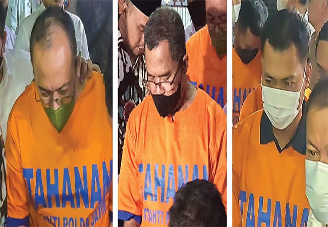 Akhmad Hadian Lukita (kiri), Abdul Haris, dan Wahyu Setyo Pranoto bersama tersangka lain di Mapolda Jatim Senin malam (24/10). (Foto HUMAS POLDA JATIM)