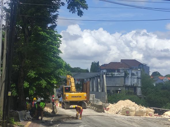 ANEH: Setelah sebelumnya viral perbaikan jembatan Gatsu Timur ambrol, saat hujan deras malah ambrol lagi (Foto: Marsel Pampur/radarbali.id)