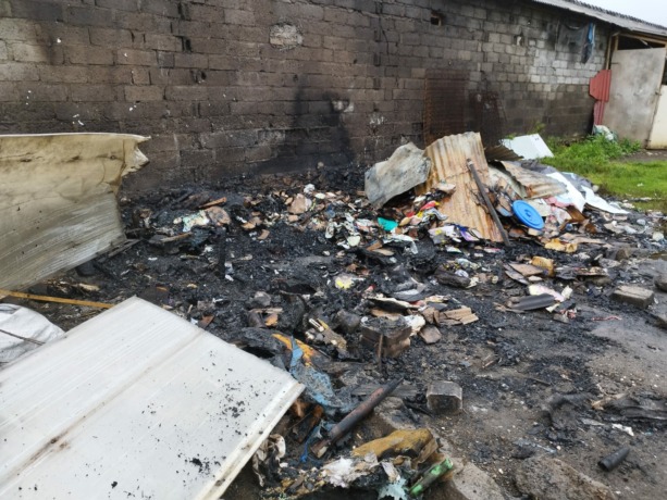 HANGUS: Sebuah rumah kos di Banjar Adat Kusumajati, Desa Pemecutan Kaja, Denpasar Utara mengalami kebakaran. kejadian itu terjadi pada Kamis (6/10/2022) sekitar pukul 13.00 WITA