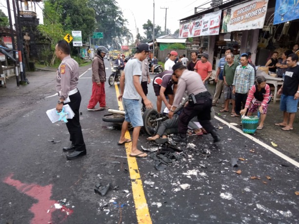 REMUK: Polisi dan warga sedang mengevakuasi korban tabrakan maut akibat adu jangkrik di Desa Menanga Rendang Karangasem (27/10/2022)