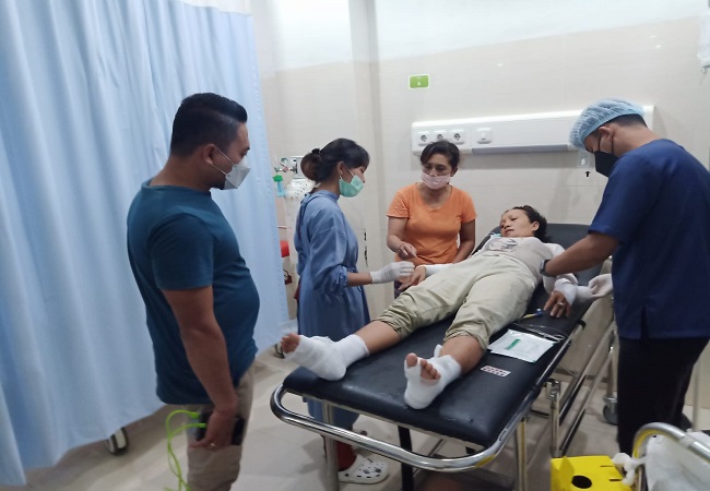 Korban yang mengalami luka bakar menjalani perawatan di rumah sakit Payangan. (ist)
