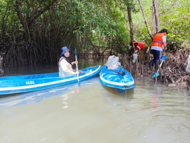 PRO LINGKUNGAN: LPLH-SDA MUI Provinsi Bali bersama aktivis lingkungan lain melakukan bersih sampah di kawasan Mangove Tahura Bali.