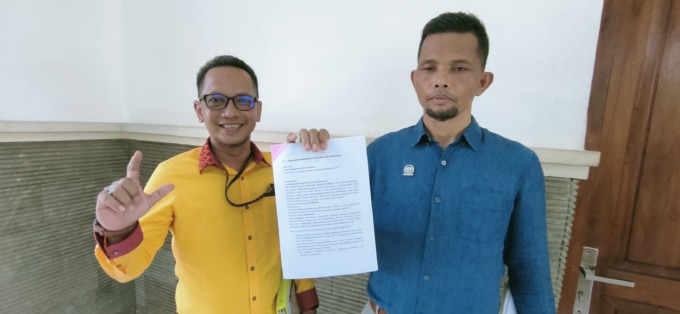 MANGKIR: Saut Susanto HK (kanan) dan Maulana Yusman menujukkan berkas pra peradilan.