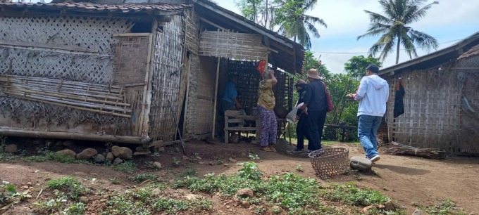 MISKIN: Salah satu rumah warga tidak mampu di Dusun Sombang, Desa Tukadaya, Kecamatan Melaya perlu mendapat bantuan