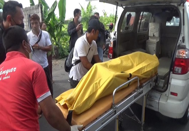 Jasad sopir truk pasir dievakuasi petugas ke RS Ngoerah Sanglah. (ist)