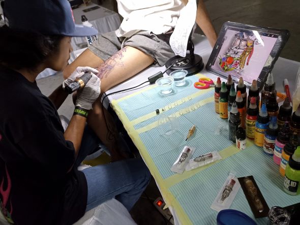 SEMANGAT ANAK MUDA : Suasana festival tato di basement Gedung Dharma Negara Alaya, Sabtu (29/10/2022). (foto : adrian suwanto/radar bali)
