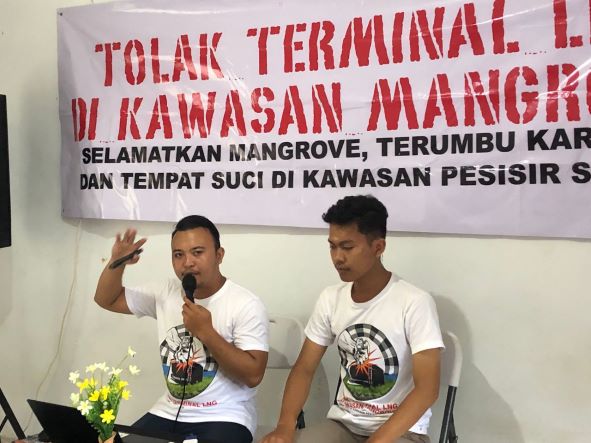 SAMPAIKAN PERINGATAN : Direktur WALHI Bali Made Krisna Dinata dan dimoderatori Anak Agung Surya membahas risiko proyek yang berdampak kerusakan lingkungan (foto : made dwija putra/radar bali).