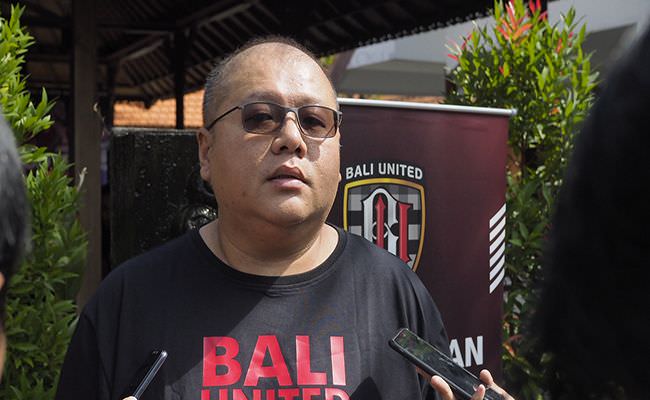 MEMANTAU PERKEMBANGAN :  CEO Bali United Yabes Tanuri (dok. Radar bali).