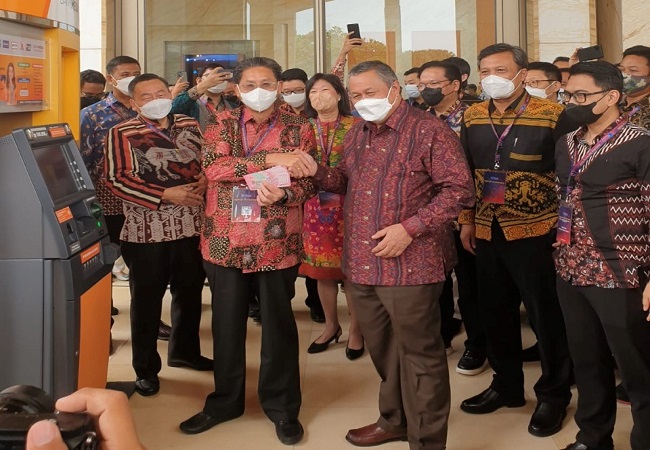 Gubernur Bank Indonesia Perry Warjiyo (kanan) dengan Direktur Utama Bank Mega Kostaman Thayib  (kiri) di sela-sela acara ASPI Executive Gathering di Nusa Dua pada Jumat lalu (25/11). (Bank Mega For Radar Bali)