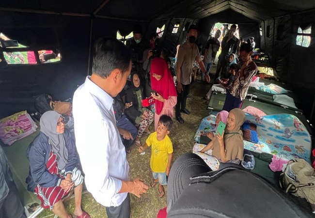 Presiden Joko Widodo saat meninjau tenda pengungsian korban gempa Cianjur, Jawa Barat, Selasa kemarin (22/11/2022). (BNPB UNTUK RIAUPOS.CO)