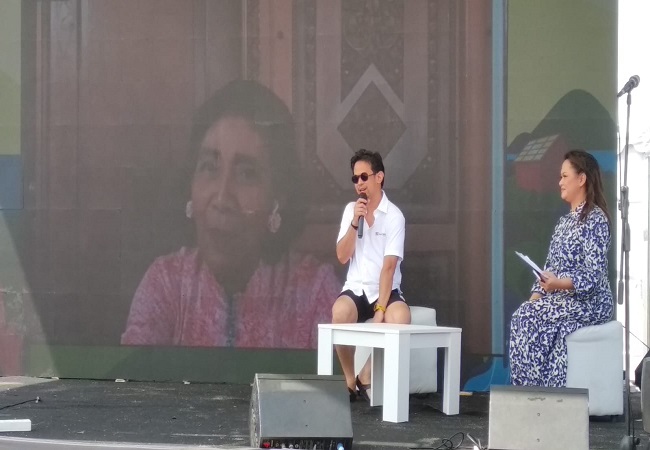 Susi Pudjiastuti bersama Dirut Samudera Indonesia Bani Maulana Mulia (tengah) usai bersih pantai Keramas, Minggu siang (27/11). (Indra Prasetia/RadarBali)