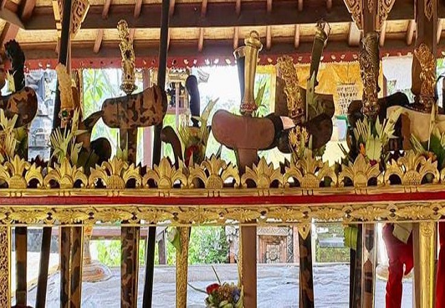Belasan keris pusaka milik Puri Agung Karangasem yang dipasupati pada perayaan Tumpek Landep pada Sabtu (5/11). (ist)