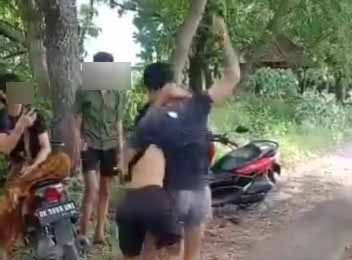 ASAL POSTING : Video perkelahian remaja di Desa Kalisada, Kecamatan Seririt, Buleleng, ini beredar luas karena asal mengunggah di medsos saja. (foto: istimewa