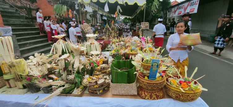 UNIK  : Suasana ritual Ngusaba Desa di Banyuning, Buleleng. Di desa ini punya tradisi Nyepi sendiri. (foto:eka prasetya).