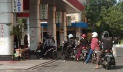 SERING KECELE : Warga antre pertalite di SPBU Gajah Mada, Singaraja. Mereka sering kecele pertalite sudah habis. (foto: eka prasetya/radar bali)