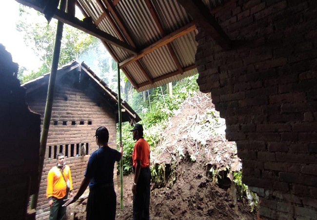 BENCANA - Rumah warga yang rusak akibat bencana alam beberapa waktu lalu. (Eka Prasetya)