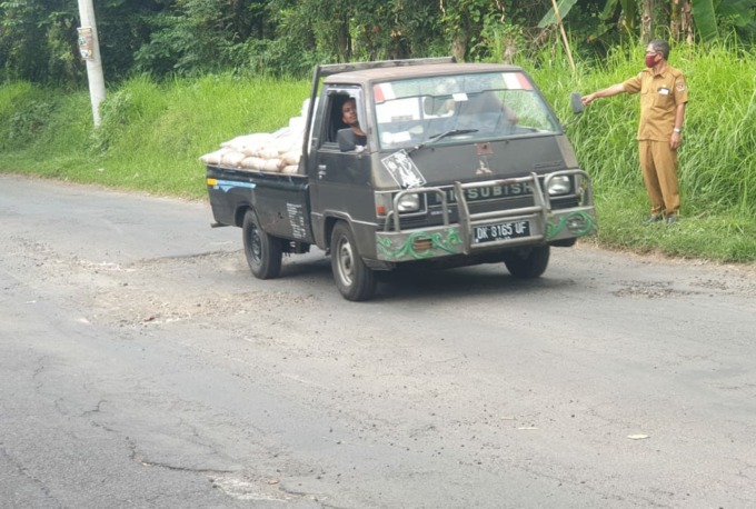 DIKELUHKAN: Ruas jalan raya jagaraga kecamatan sawan Buleleng benyah latig alias hancur lebur