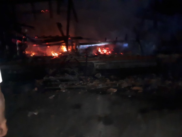 HANGUS : Bale Paselang Pura Dalem Agung, Desa Getakan, Kecamatan Banjarangkan, Kabupaten Klungkung, terbakar. (foto: istimewa)