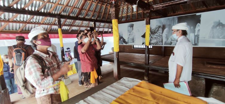 SUDAH MEMENUHI SYARAT : Tim Cagar Budaya saat mengecek bale gede di Lingkungan Bale Agung, Kelurahan Paket Agung, Buleleng. Tempat ini dinilai layak sebagai cagar budaya nasional. (foto: dok. radar bali)