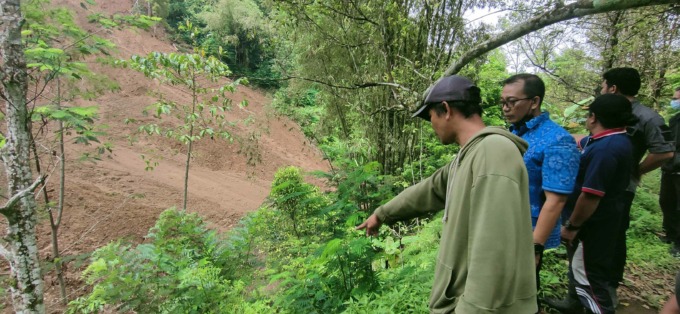 TUNJUKKAN LOKASI : Warga menunjukkan lahan yang terdampak pembuangan disposal tanah uruk. (foto: eka prasetya/radar bali)