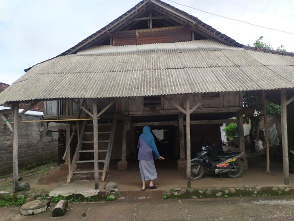 KHAS :  Salah satu rumah panggung di Loloan Barat, Kecamatan Negara, Jembrana,  yang masih digunakan. (foto : m.basir)