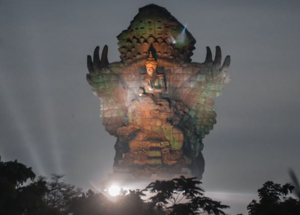 TATA LAMPU CIAMIK : Suasana kawasan patung Garuda Wisnu Kencana dari kawasan Jimbaran, saat difoto Senin malam (14/11/2022). (foto : alit binawan/radar bali)