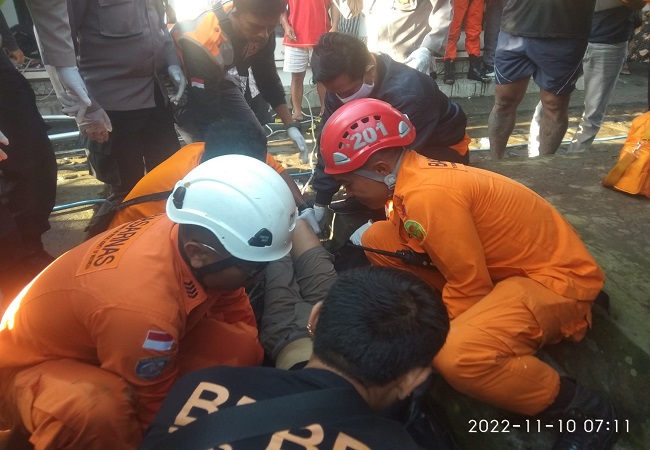 Proses evakuasi korban Ni Nyoman Darmini dari dalam sumur. (ist)