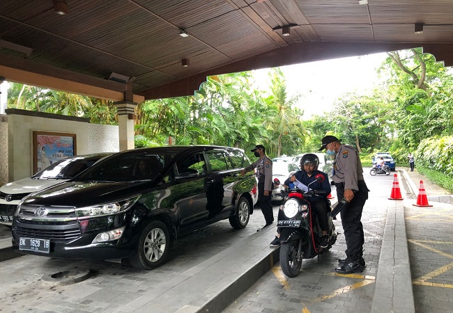 Petugas melakukan pemeriksaan identitas dan barag bawaan pengguna kendaraan yang hendak masuk kawasan ITDC Nusa Dua. (ist)