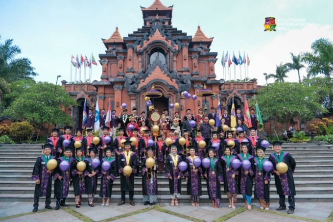 PENUH MAKNA: Politeknik Internasional Bali (PIB) menggelar wisuda di Khatulistiwa Hall, Jumat, 11 November 2022. (ist) 