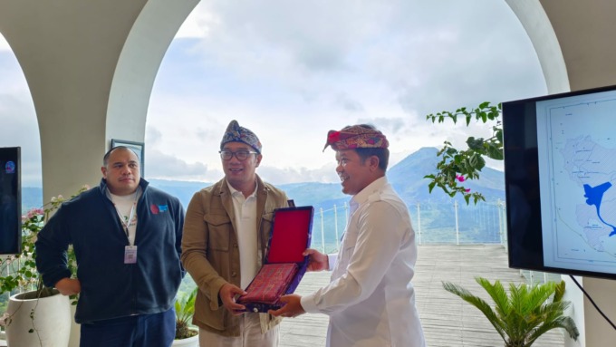 SAMBUT TAMU: Bupati Bangli Sang Nyoman Sedana Arta (kanan) menerima kunjungan Gubernur Jawa Barat Ridwan Kamil, pada Kamis (10/11/22).