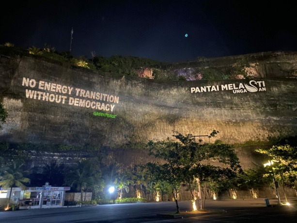 POSTER VISUAL : Protes Greenpeace tentang transisi energi disampaikan di dinding Pantai Melasti, Ungasan, Kuta Selatan, Badung, Bali. (foto : istimewa)