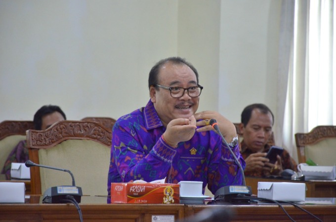 SARAN: Sugawa Korry menyarankan APBD 2023 menyentuh pembangunan Pura dan Merajan. (IST)