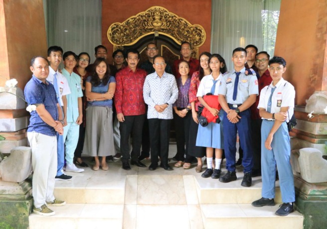 PEDULI PENDIDIKAN: Gubernur Bali, Wayan Koster yang juga Dewan Penasihat Pengurus Daerah Ikatan Alumni ITB Bali bersama penerima beasiswa Alumni ITB Bali di Rumah Jabatan Gubernur, Denpasar, Senin (28/11/2022). (NI KADEK NOVI FEBRIANI/RADAR BALI) 