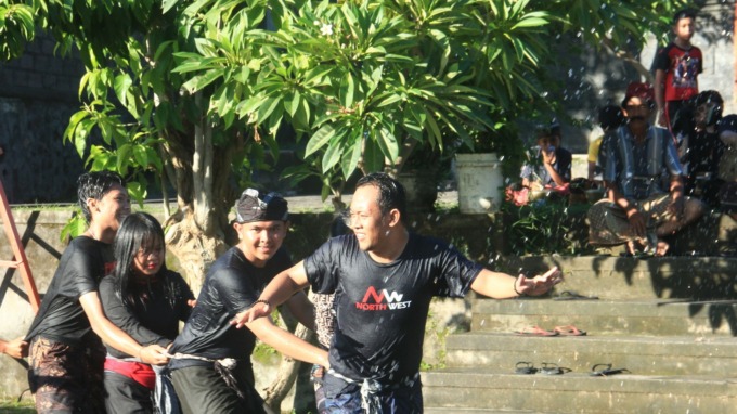 PERMAINAN BOCAH : Permainan anak-anak megoak-goakan ditampilkan beberapaa waktu lalu. Dinas Kebudayaan Buleleng terus mendata  aset seni budayanya ke Kementerian Hukum dan HAM. (foto: eka prasetya/radar bali)