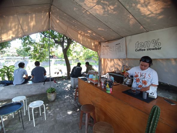 NUANSA KHUSUS: Kedai Ten % adalah salah satu Kedai Kopi unik dan memikat konsumen karena di tepi sungai.
