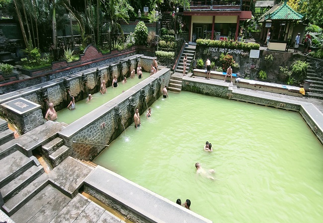 Suasana di objek wisata Air Panas Banjar yang jadi primadona destinasi wisata di Buleleng. (Eka Prasetya)