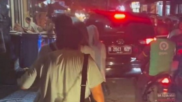 SUDAH JADI RUTINITAS : Kemacetan di kawasan Jalan Pantai Berawa, Jumat malam (25/11/2022).  (foto: istimewa)