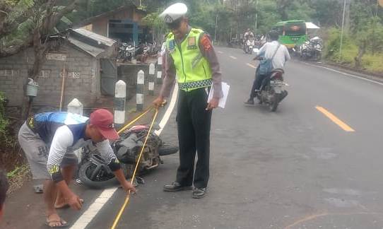 MENGENASKAN : Polisi di tempat kejadian kecelakaan di jalan raya KM 25 Jalan Raya Singaraja-Amlapura. (foto: eka prasetya/radar bali)