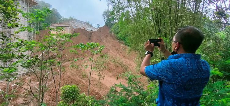 DIKELUHKAN WARGA : Tanah buangan proyek shortcut di Gitgit, Sukasada, Buleleng, ini masih ke lahan milik warga. (foto :eka prasetia/radar bali)