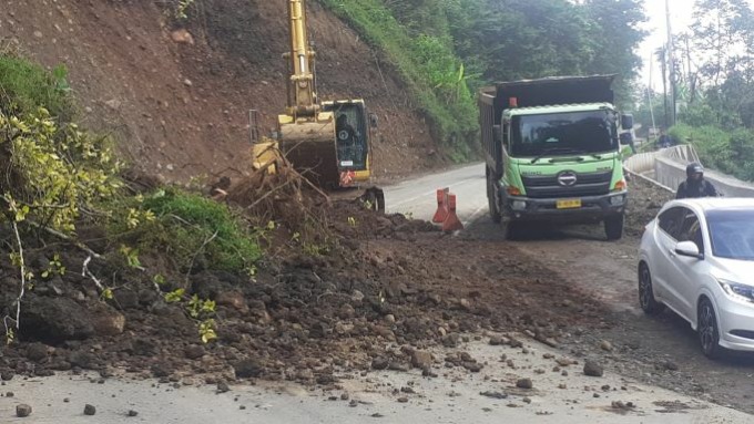 LONGSOR MENDADAK : Tebing di Banjar Dinas Wirabhuana, Desa Gitgit, Kecamatan Sukasada, Buleleng, ini longsor di pagi hari. (foto : eka prasetya/radar bali)