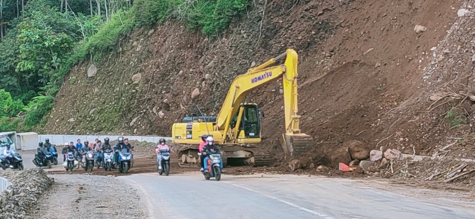 RISIKO TINGGI : Longsor di kawasan proyek shortcut di KM 18 Jalan Raya Singaraja-Denpasar dibersihkan usai kejadian. (foto: eka prasetya/radar bali)