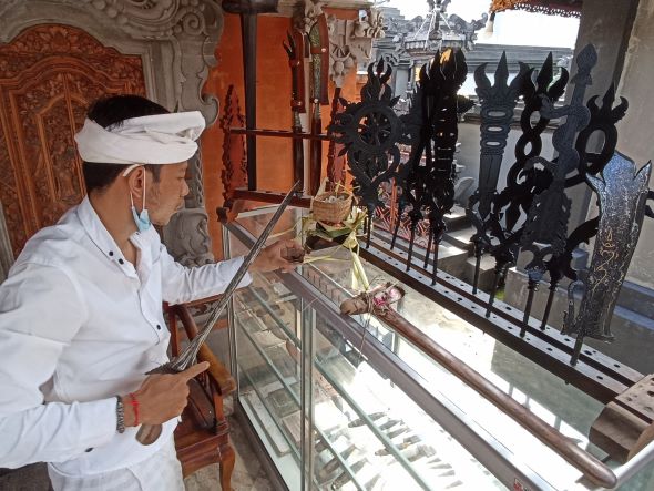 ANDAL: Mpu Keris, Pande Putu Yuda yang diusia terbilang muda sudah menjadi perajin keris