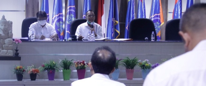 BAHAS PEMILIHAN REKTOR : Senat Undiksha saat melakukan rapat pembahasan bakal calon rektor. (foto: eka prasetya/radar bali)