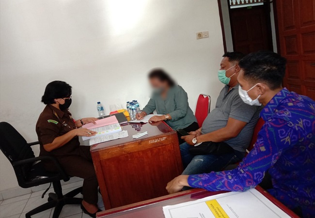 Oknum notaris Komang Nunuk Sulasih saat dilimpahkan ke Kejari Buleleng belum lama ini. (Eka Prasetya)