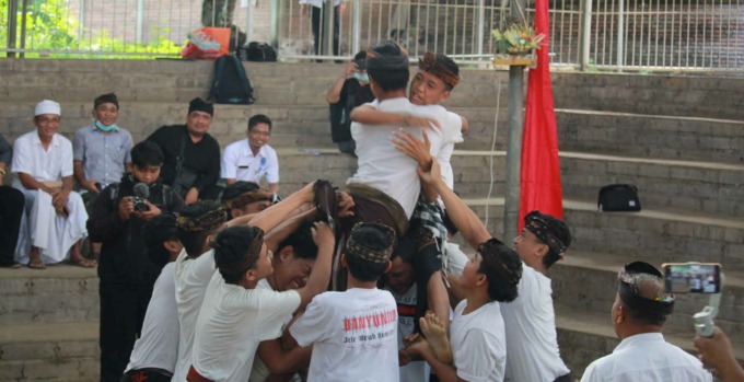 AJARKAN KEBERSAMAAN : Sejumlah bocah sedang memainkan permainan tradisional mejaran-jaranan yang merupakan permainan tradisional turun temurun. (foto:eka prasetya).