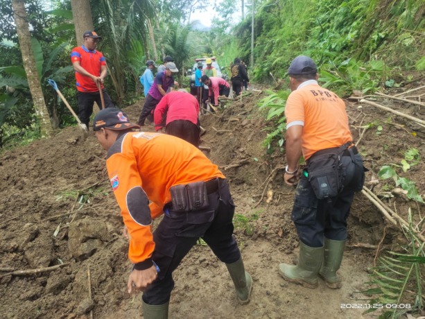 BUKA AKSES  : Petugas BPBD Karangasem dan warga saat membuka akses jalan di Banjar Dinas Batu Gede, Desa Duda Timur, Kecamatan Selat yang tertutup longsor. (foto:istimewa)