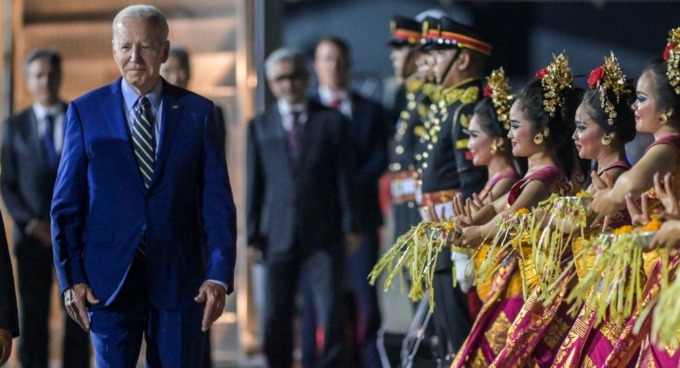 SENANG : Wajah Presiden AS, Joe Biden tampak berseri saat tiba di Bandara I Gusti Ngurah Rai disambut dengan Tari Pendet. Foto Media Center G20 Indonesia. (foto : istimewa)