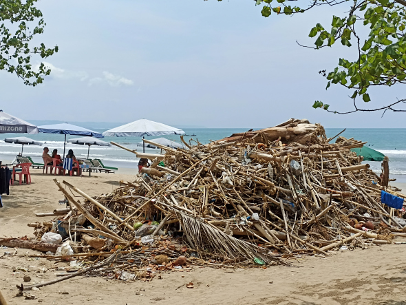 MENUMPUK: Sampah laut di pantai Kuta ini tak terangkut dari sejak perhelatan KTT G20
