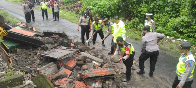 AMBROL  : Tembok SMAN 1 Banjarangkan, Klungkung,  ambrol setelah diguyur hujan. (foto : istimewa).