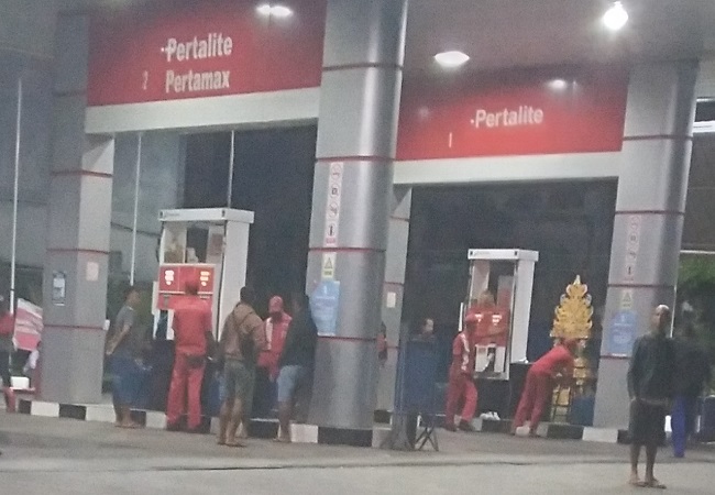 Salah satu SPBU yang ditengarai menjual BBM bersubsidi pada penjual bensin eceran. (Eka Prasetya)